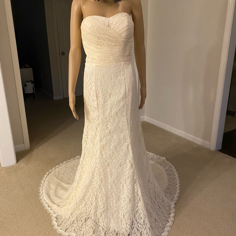 Elegant Strapless Lace Wedding Dress